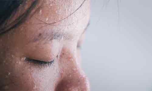 Schwitzen im Gesicht: Tschüss ihr Schweißperlen!