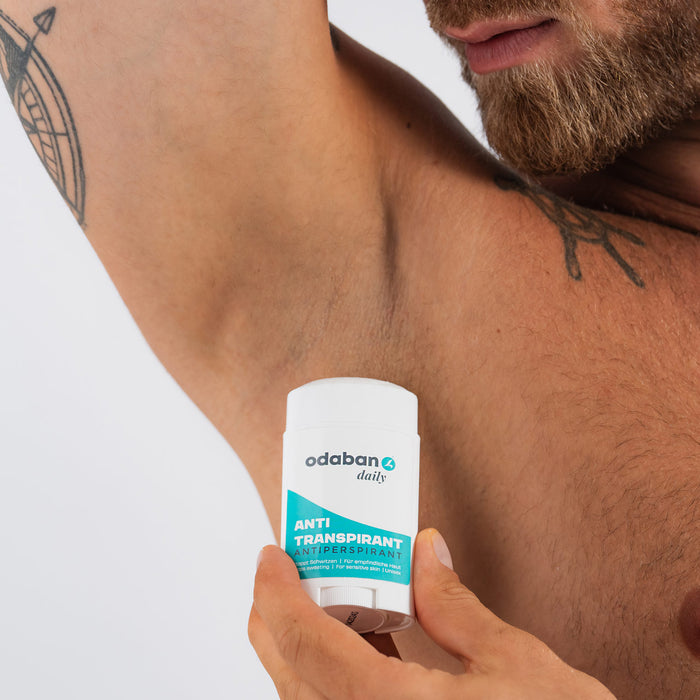 Man houdt de odaban® daily antitranspirant deodorantstick tegen de oksel