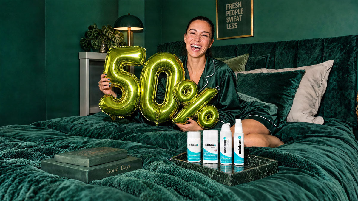 odaban® Black Deals: Frau im grünen Schlafzimmer mit 50-%-Ballons und odaban Produkten