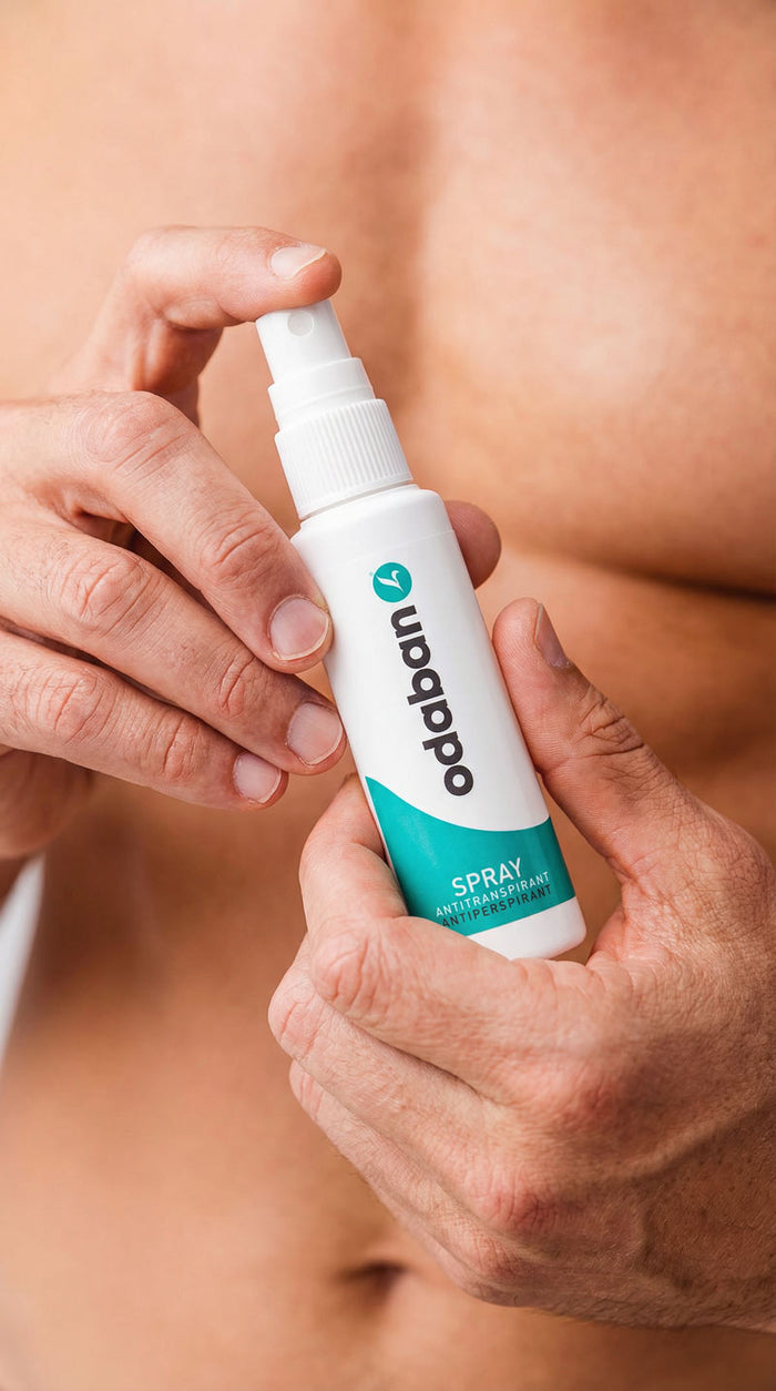 Man houdt de odaban®-spray in zijn handen